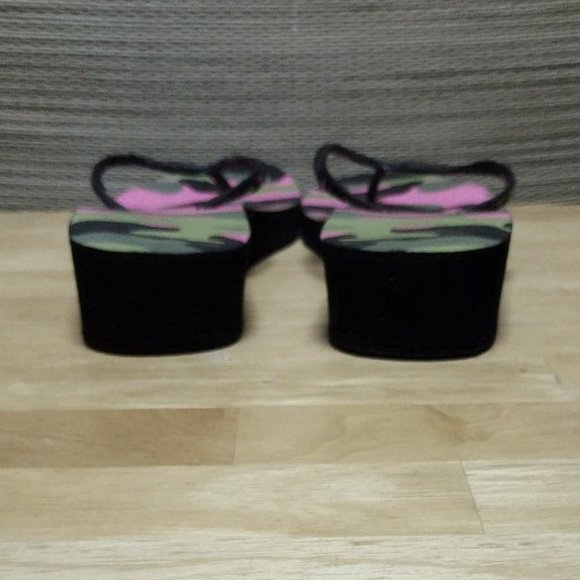 Medium Womens pink camo wedge flip flops with sequin straps - Picture 2 of 6